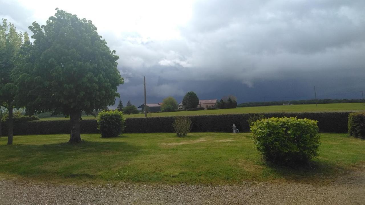 Grande Maison De Plain Pied Avec Jardin Arbore. Champignelles Luaran gambar